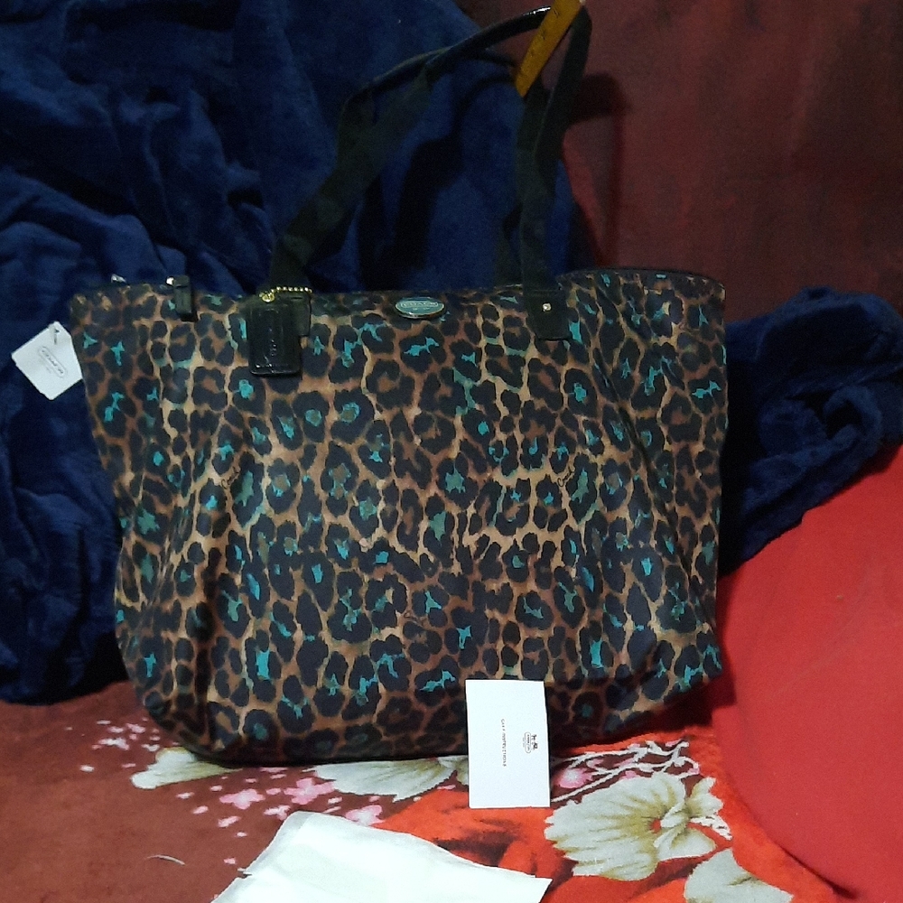 Coach 2PC Huge Leopard Print Tote Bag & Accesory Clutch Blue Accents